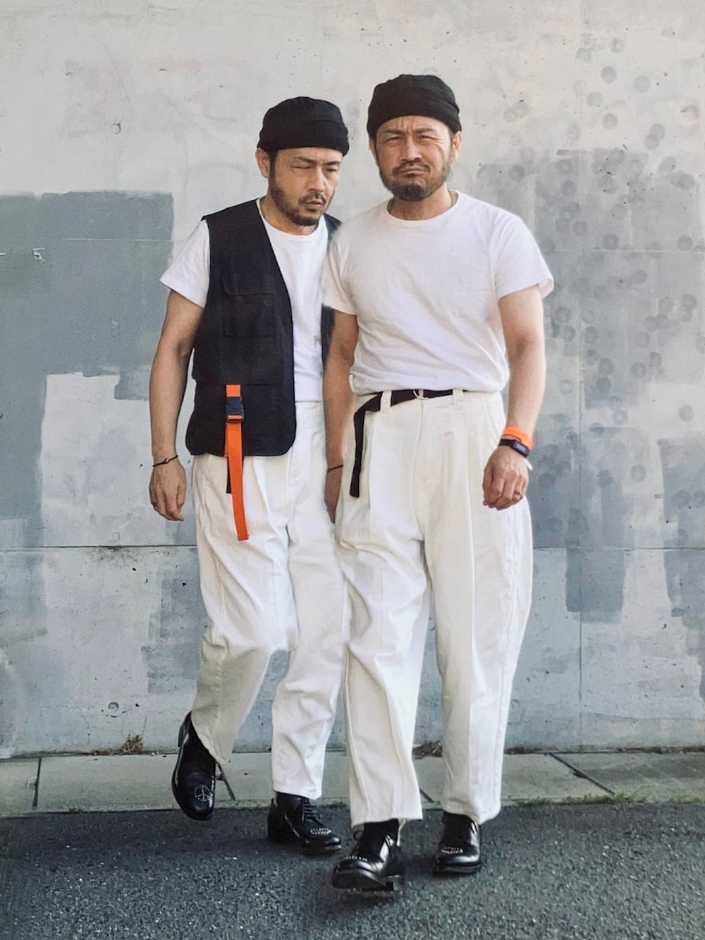 ホワイト系のTシャツ/カットソー、ホワイト系のスラックス、ブラック系のドレスシューズを着用したメンズの春コーディネートの2枚目の写真