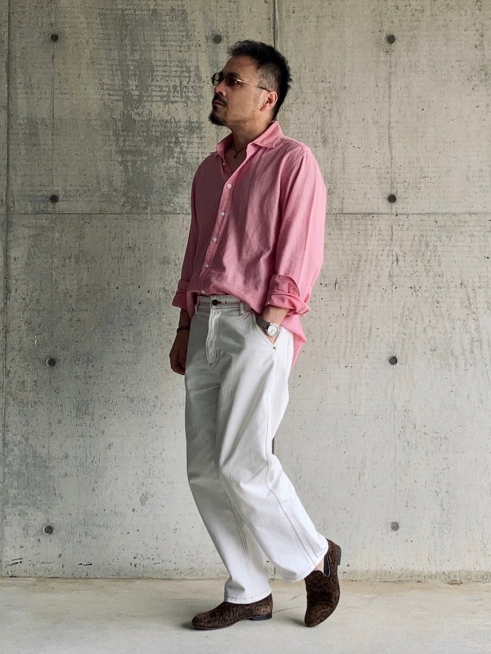 ピンク系のシャツ/ブラウス、ホワイト系のデニムパンツ、ブラウン系のスリッポンを着用したメンズの春コーディネートの3枚目の写真