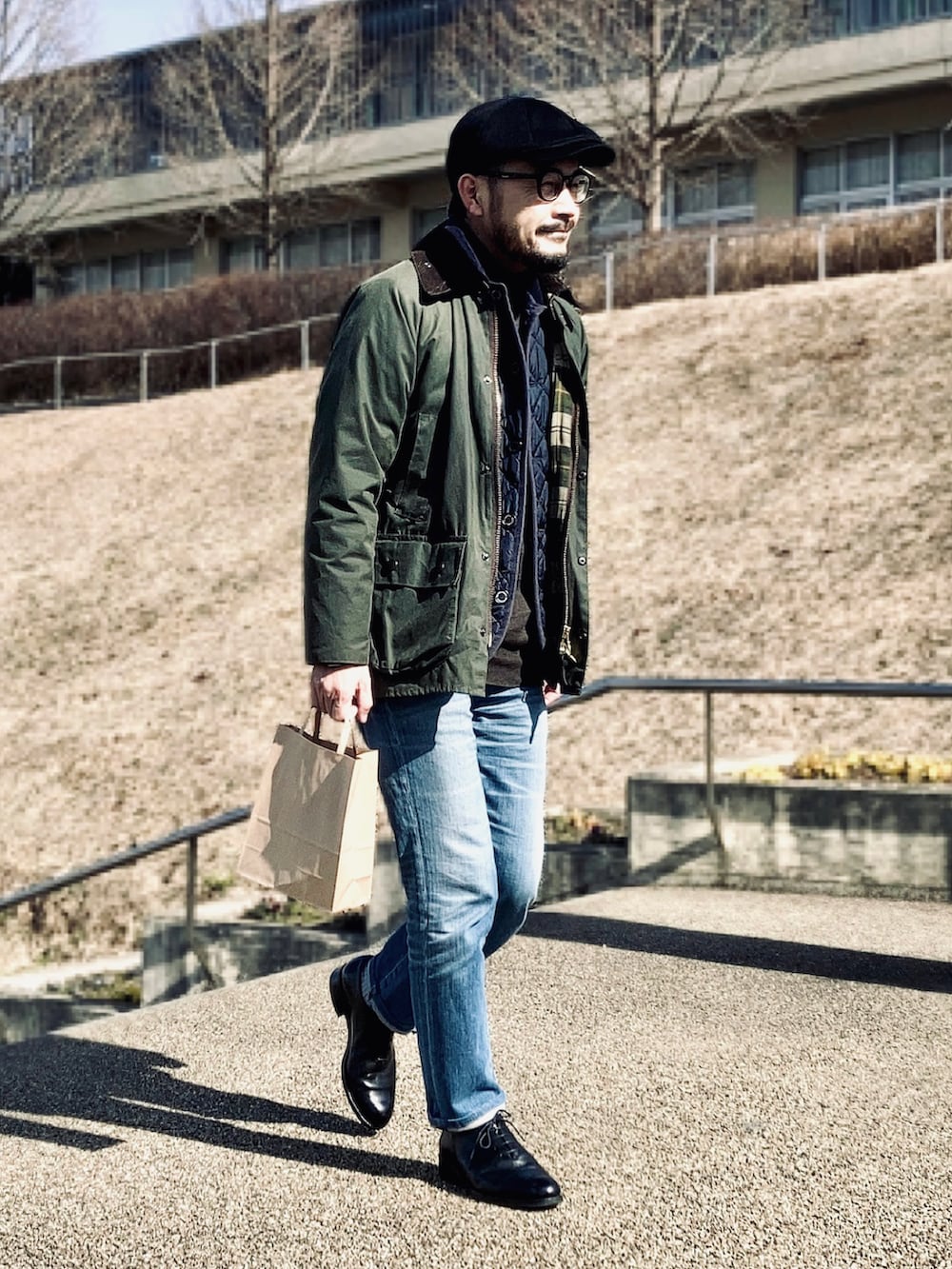 ブラウン系のニット/セーター、ブルー系のその他アウター、グリーン系のその他アウターを着用したメンズの冬コーディネートの2枚目の写真