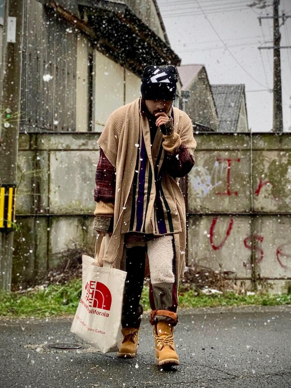 ベージュ系のニット/セーター、その他のシャツ/ブラウス、ベージュ系のカーディガン/ボレロを着用したメンズの冬コーディネートの2枚目の写真