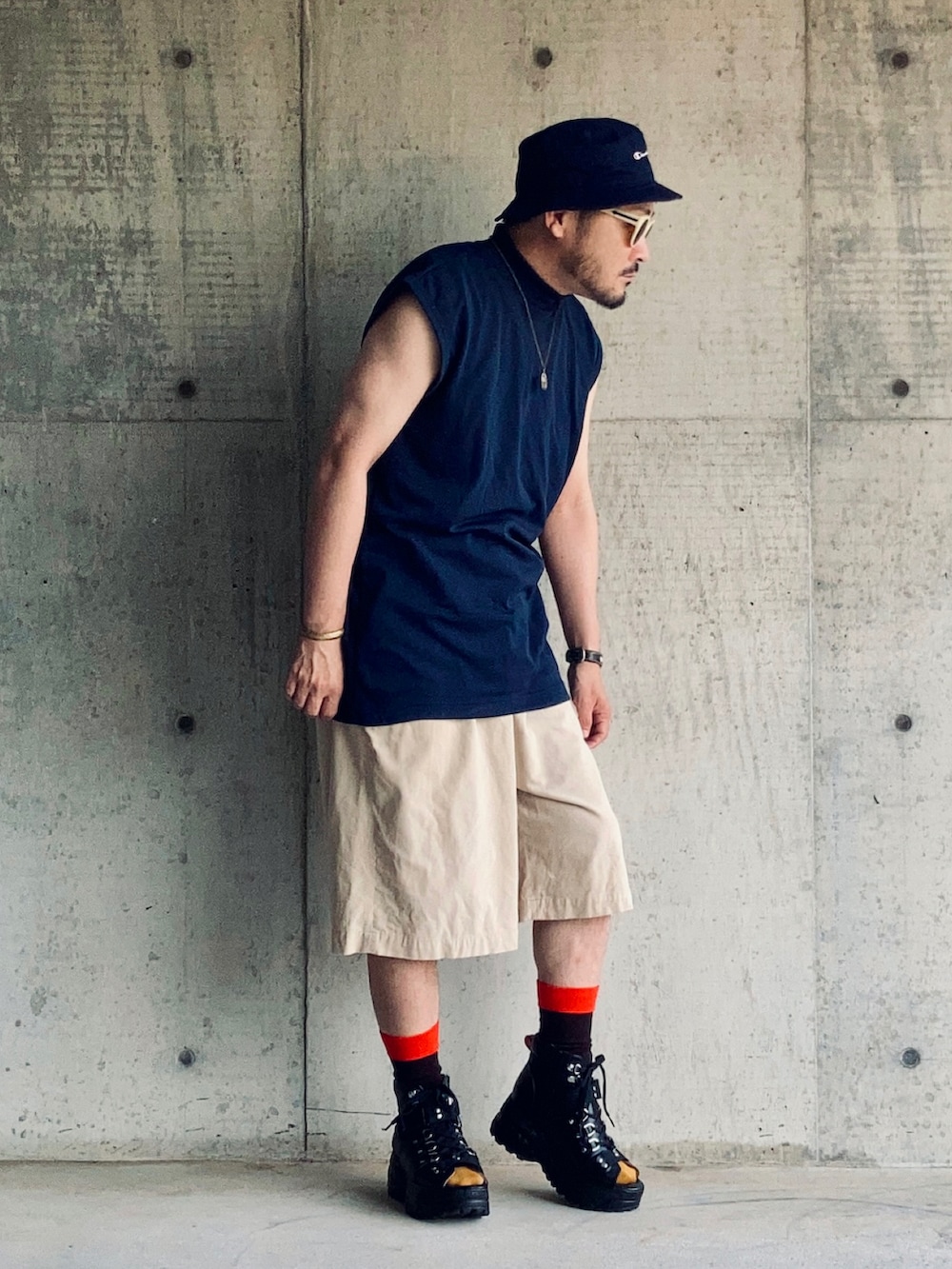 ブルー系のTシャツ/カットソー、ベージュ系のその他パンツ、ブラック系のサンダルを着用したメンズの夏コーディネートの2枚目の写真