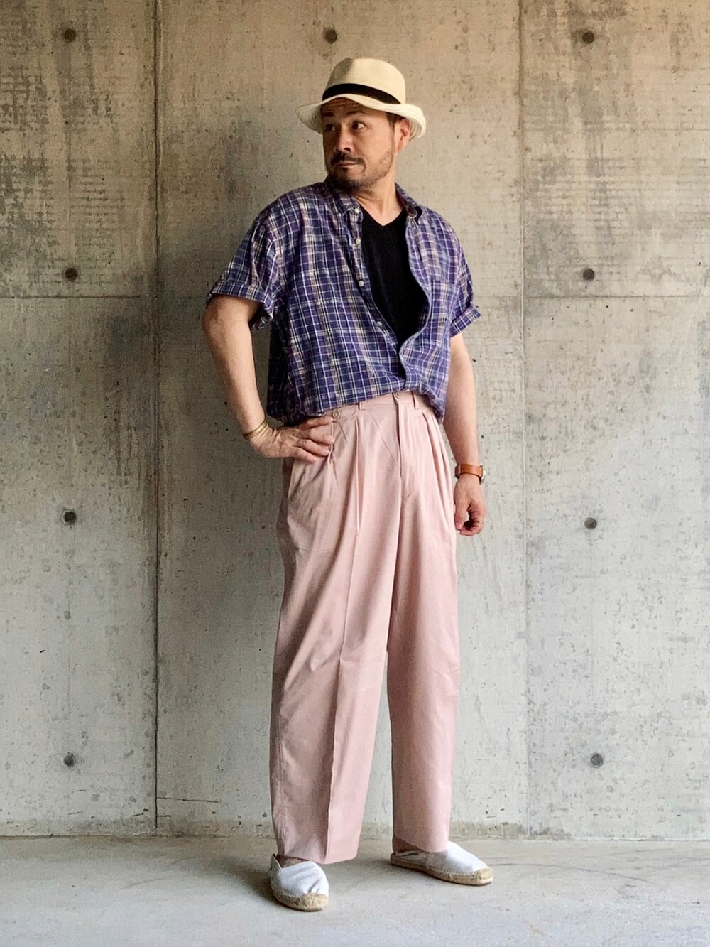 ブラック系のTシャツ/カットソー、パープル系のシャツ/ブラウス、ピンク系のスラックスを着用したメンズの夏コーディネートの2枚目の写真