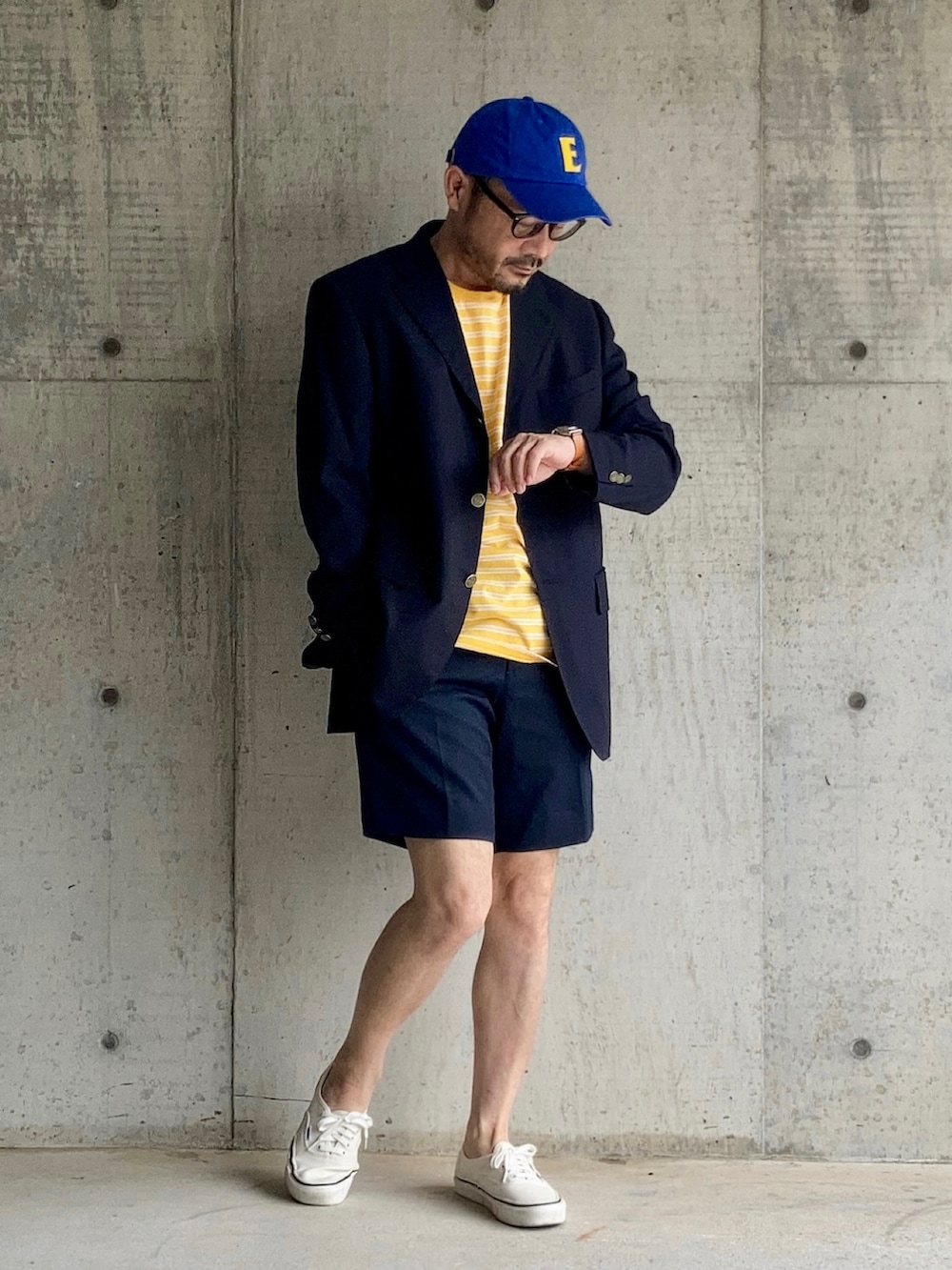 イエロー系のTシャツ/カットソー、ブルー系のテーラードジャケット、ブルー系のその他パンツを着用したメンズの夏コーディネートの2枚目の写真