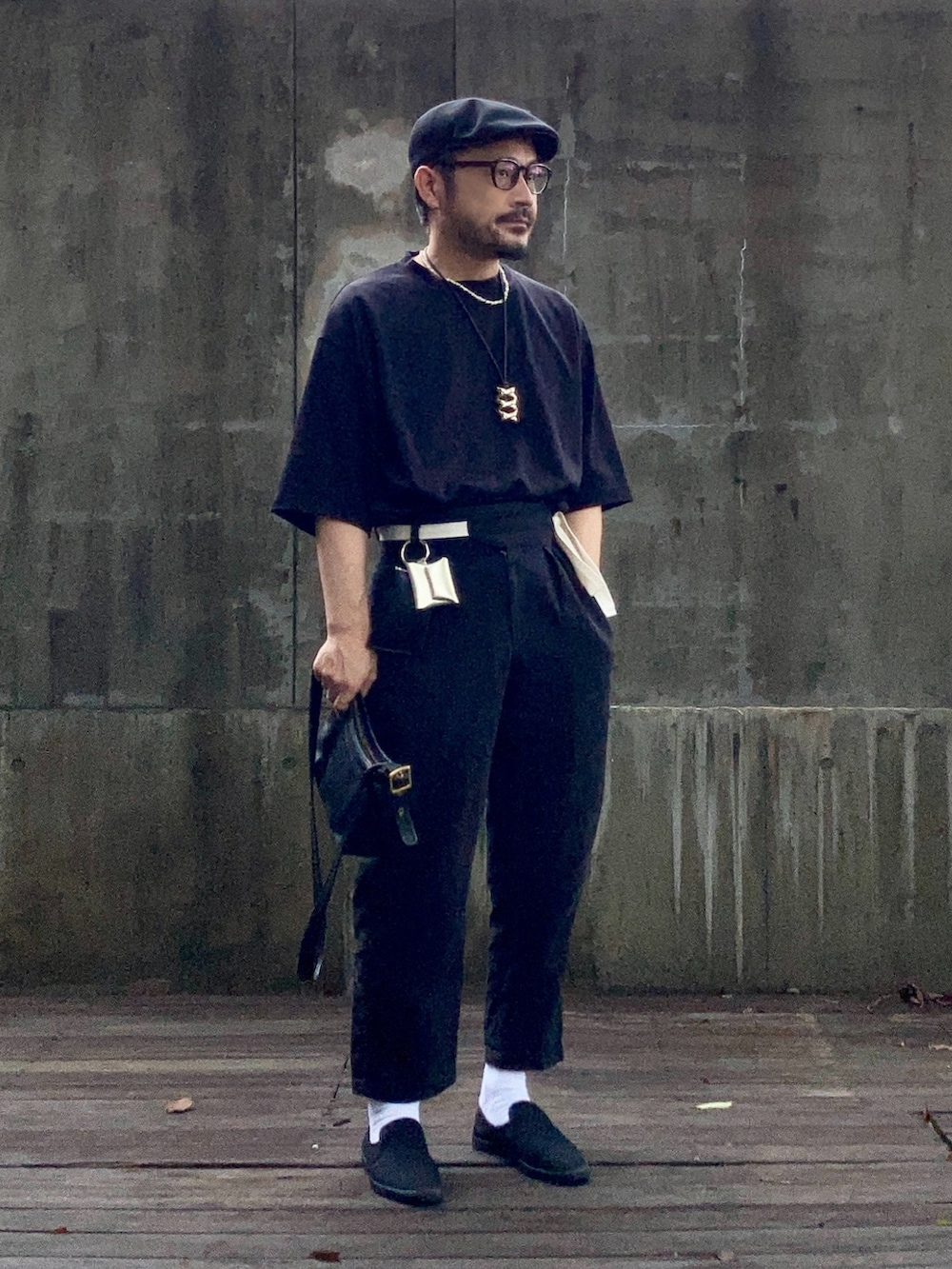 ブラック系のTシャツ/カットソー、ブラック系のその他パンツ、ブラック系のスリッポンを着用したメンズの夏コーディネートの3枚目の写真