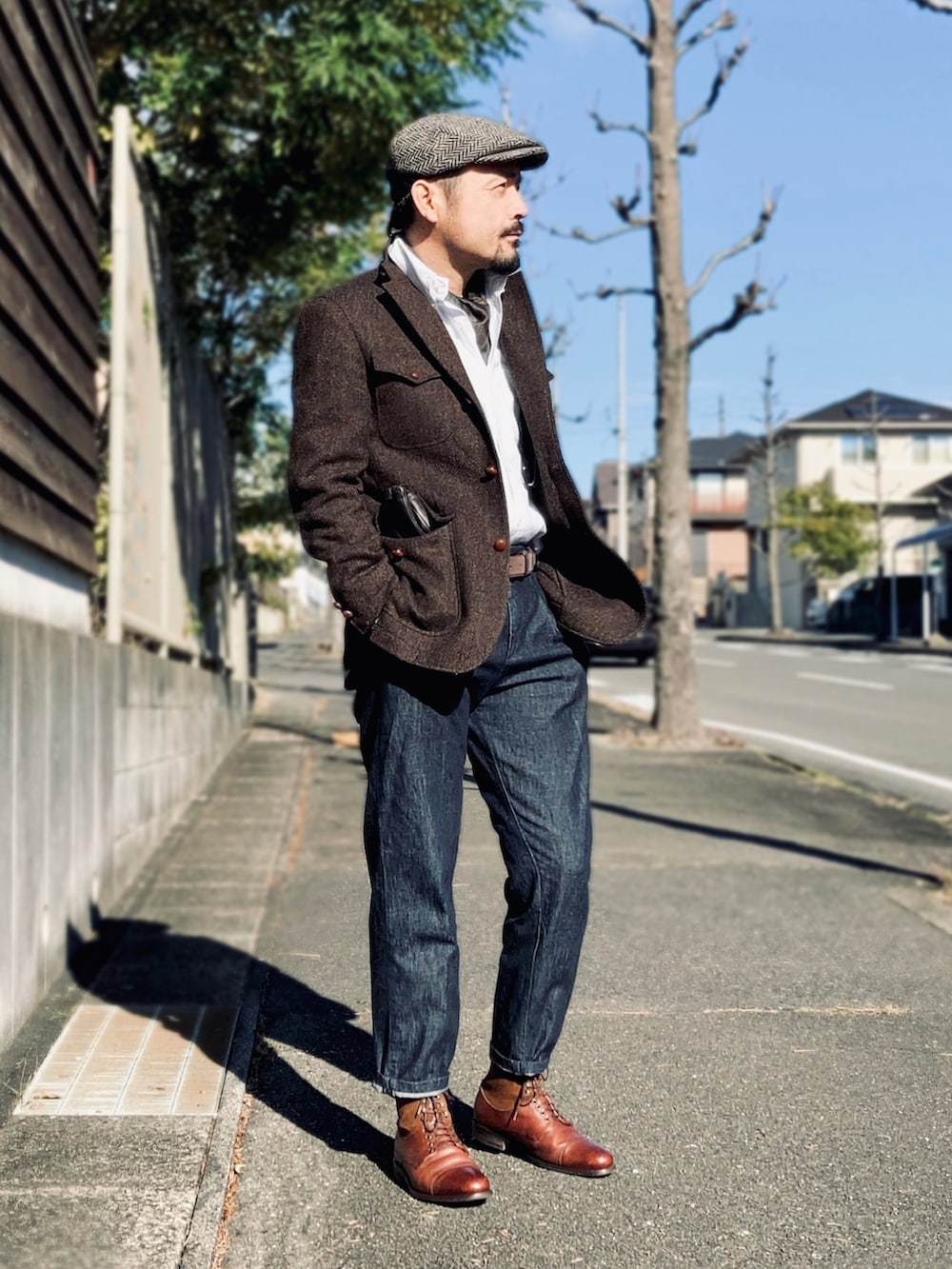 ホワイト系のシャツ/ブラウス、ブラウン系のテーラードジャケット、ブルー系のデニムパンツを着用したメンズの冬コーディネートの3枚目の写真