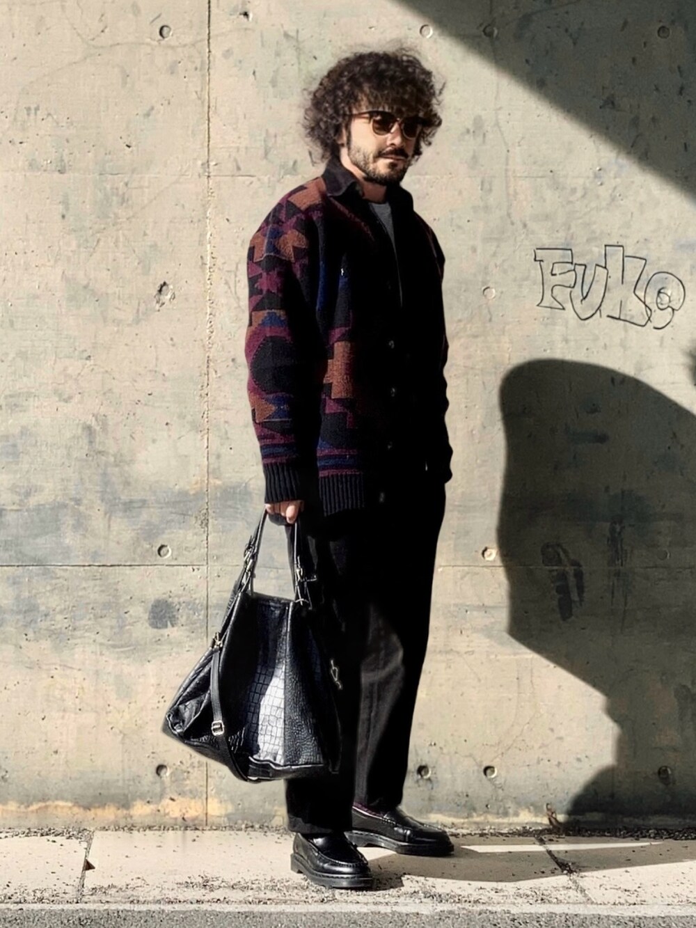 ブラック系のカーディガン/ボレロ、ブラック系のシャツ/ブラウス、ブラック系のパンツを着用したメンズの秋コーディネートの2枚目の写真