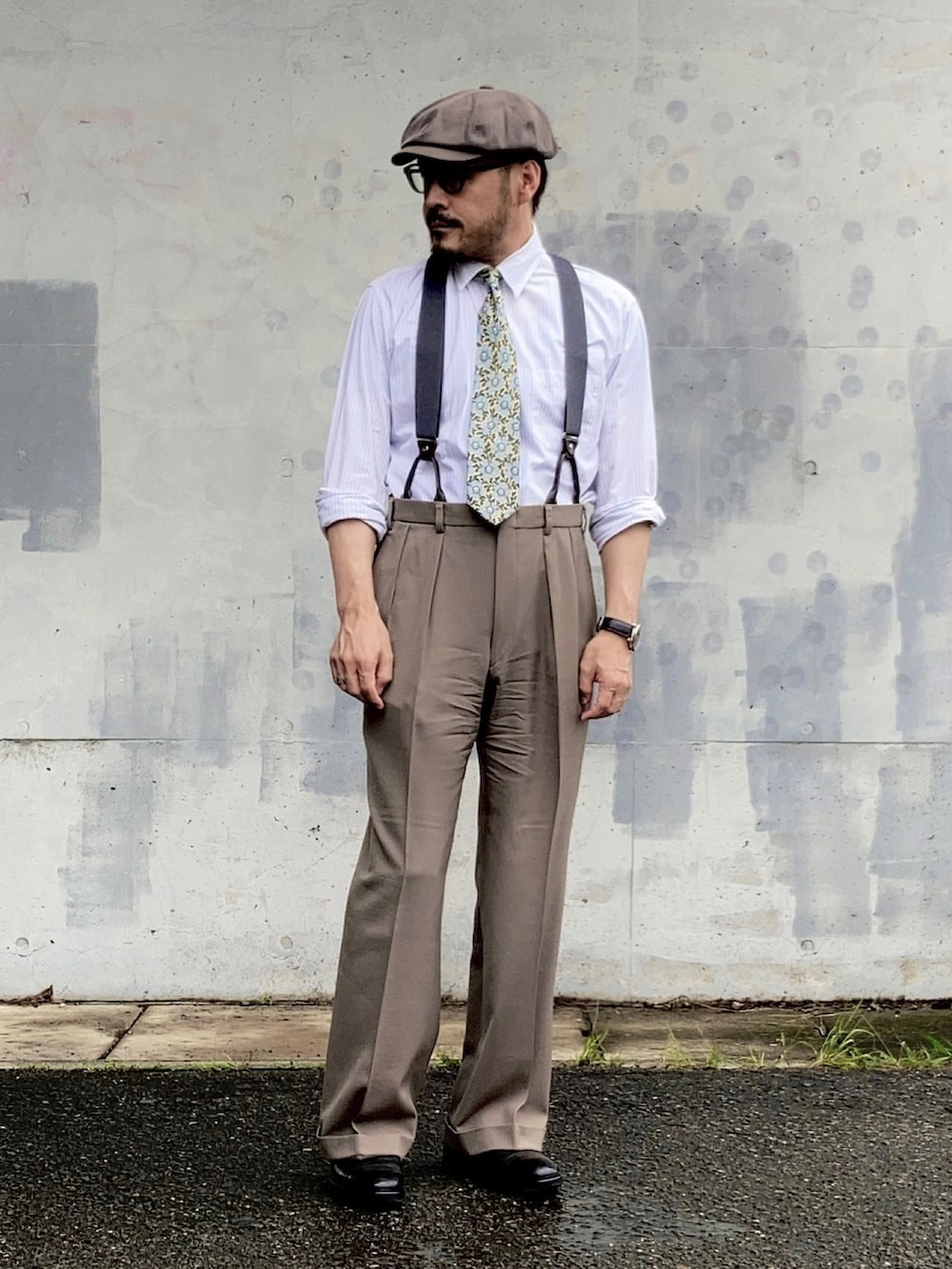 ホワイト系のシャツ/ブラウス、グレー系のスラックス、ブラック系のドレスシューズを着用したメンズの夏コーディネートの2枚目の写真