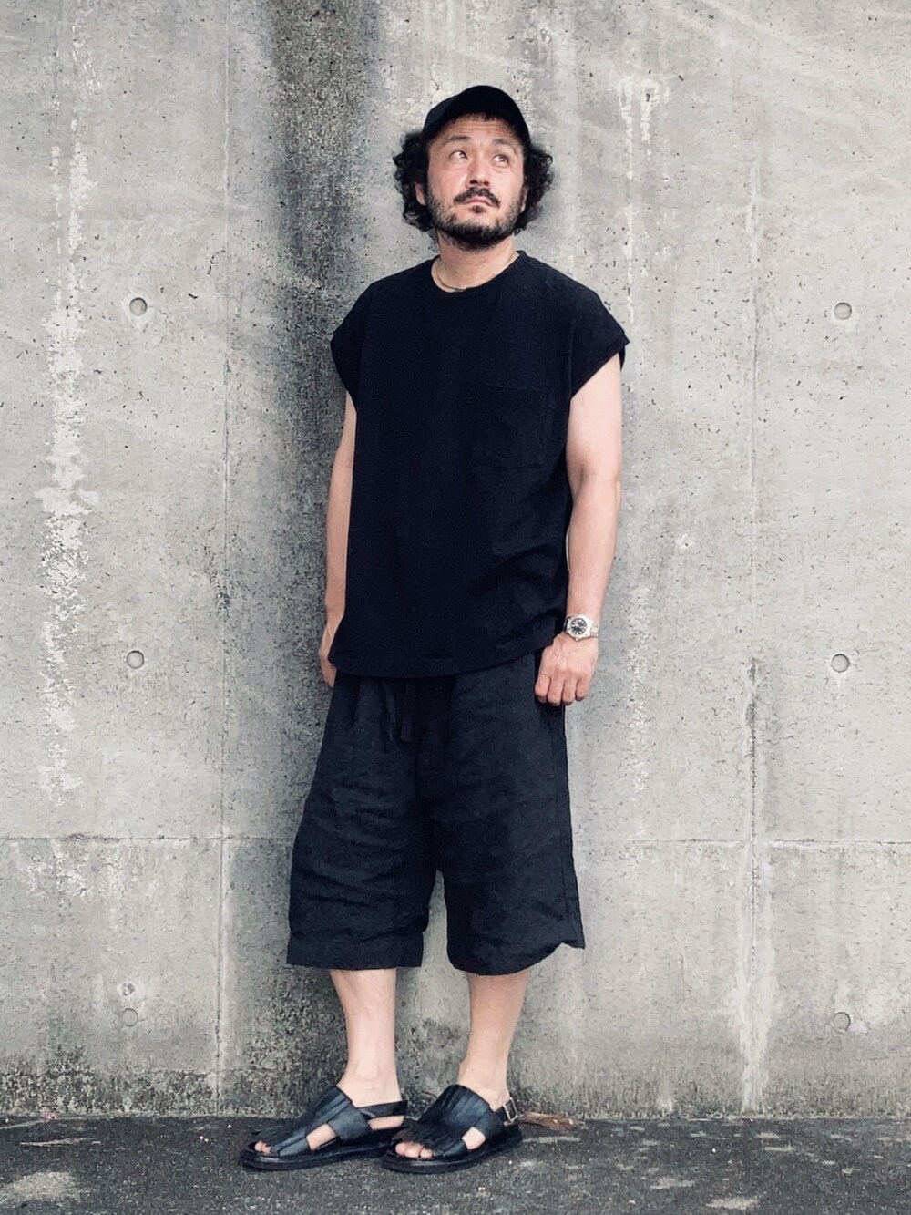 ブラック系のその他トップス、ブラック系のその他パンツ、ブラック系のサンダルを着用したメンズの夏コーディネートの2枚目の写真