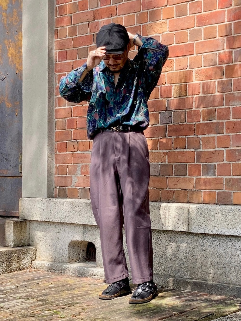 グリーン系のシャツ/ブラウス、グレー系のセットアップ、ブラック系のサンダルを着用したメンズの秋コーディネートの2枚目の写真