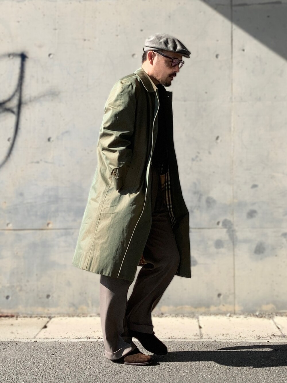 その他のステンカラーコート、グレー系のスラックス、ブラウン系のドレスシューズを着用したメンズの冬コーディネートの3枚目の写真