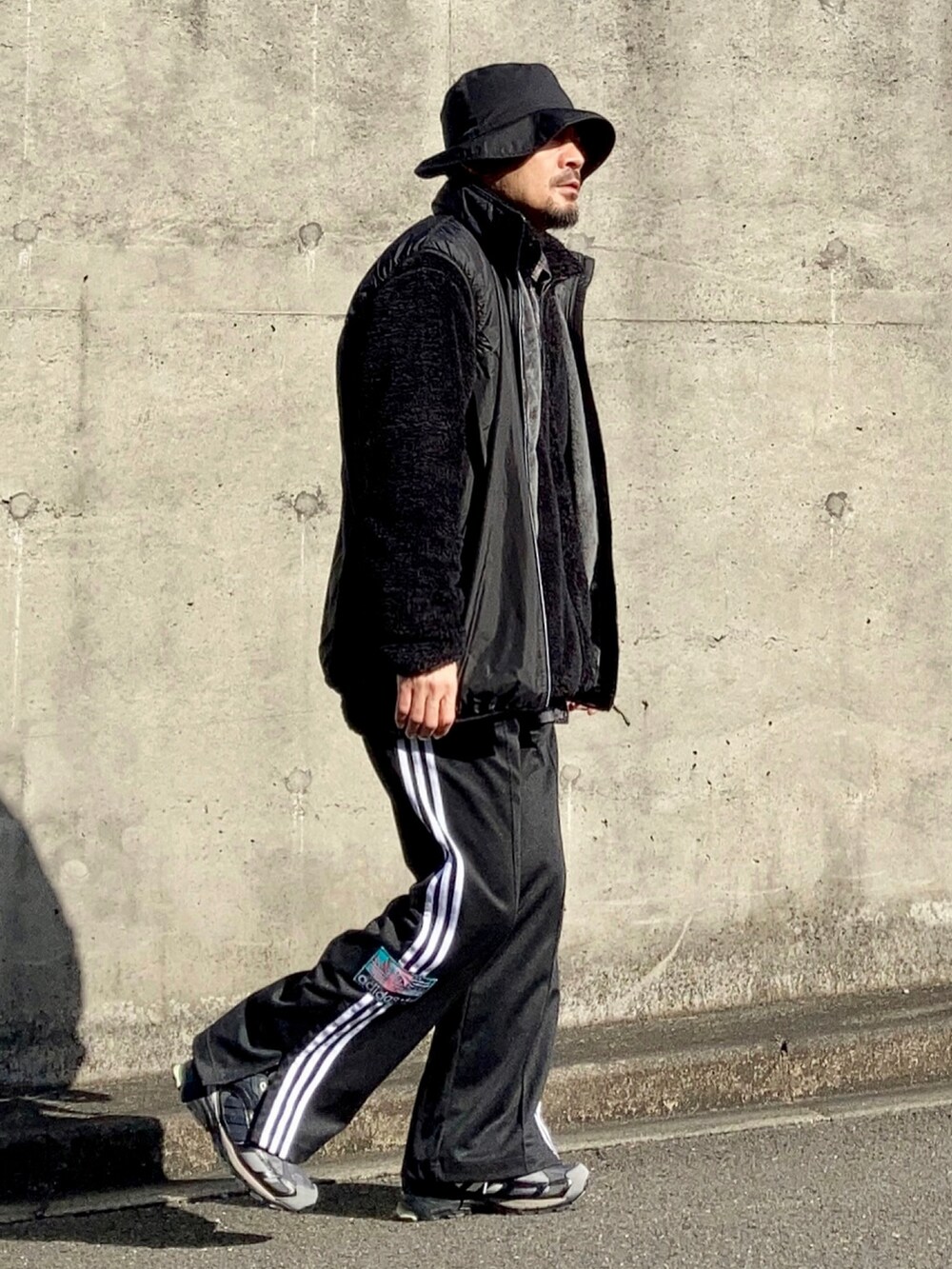 グレー系のシャツ/ブラウス、ブラック系のその他アウター、ブラック系のベストを着用したメンズの冬コーディネートの4枚目の写真