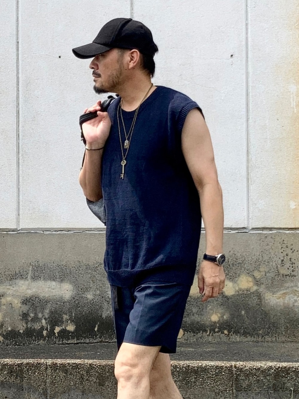 ブルー系のベスト、ブルー系のその他パンツ、ブラック系のサンダルを着用したメンズの夏コーディネートの3枚目の写真