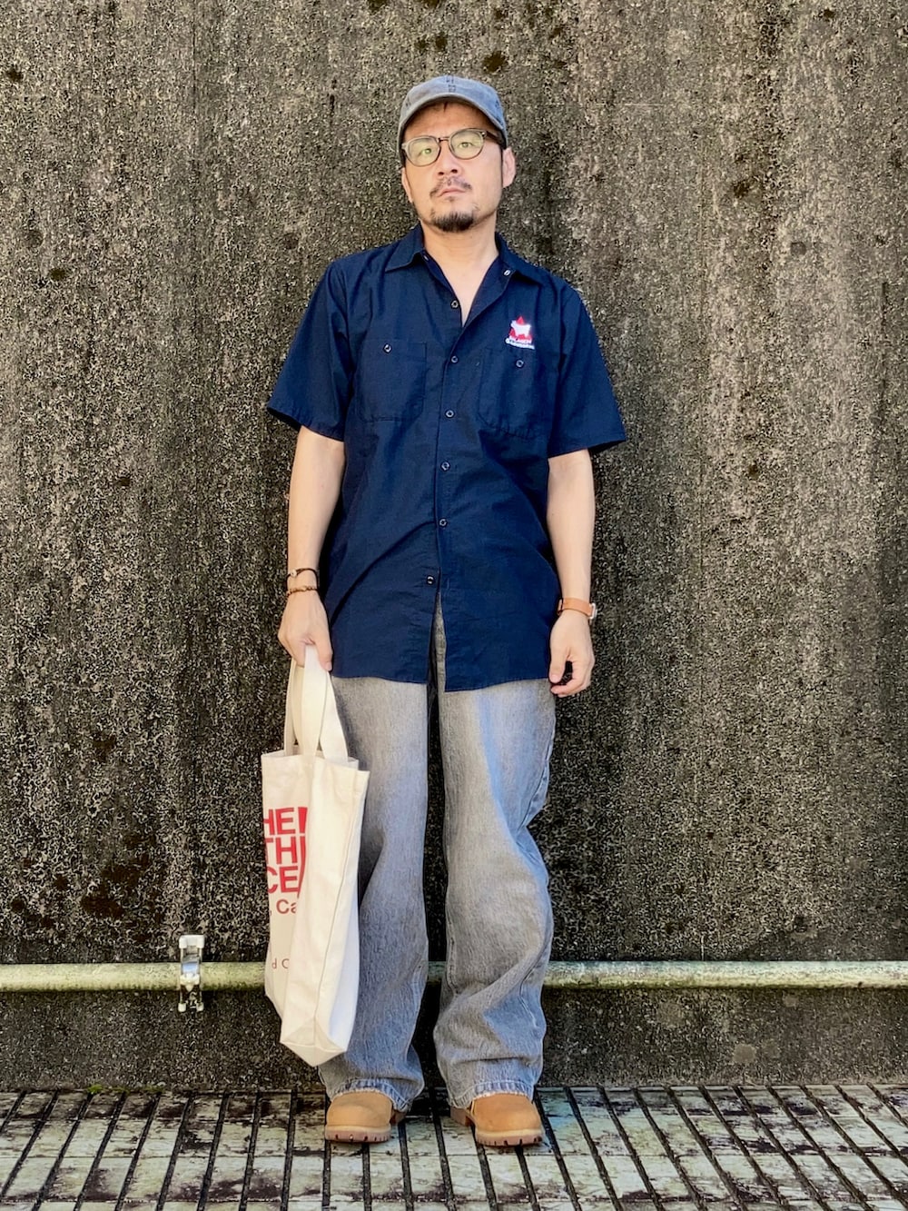 ブルー系のシャツ/ブラウス、グレー系のデニムパンツ、イエロー系のブーツを着用したメンズの秋コーディネートの2枚目の写真