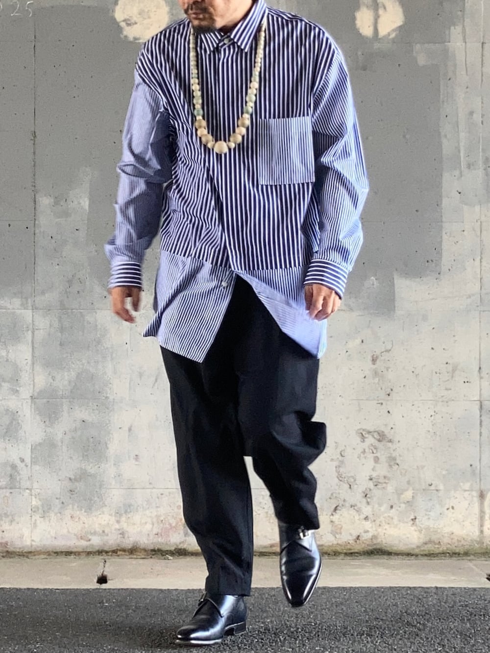 ブルー系のシャツ/ブラウス、ブラック系のその他パンツ、ブルー系のドレスシューズを着用したメンズの秋コーディネートの4枚目の写真