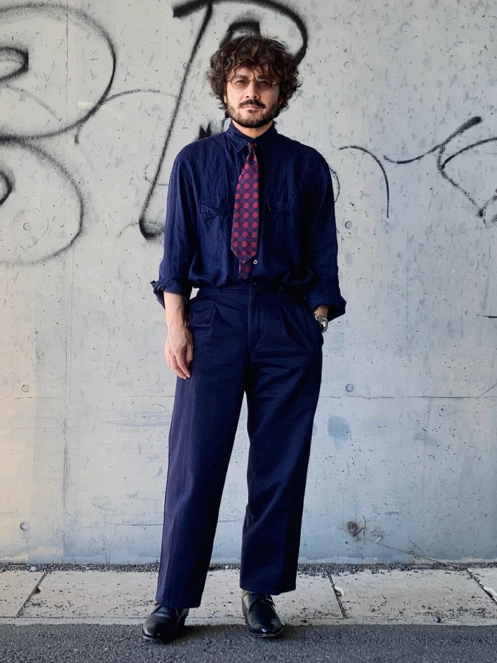 ブルー系のシャツ/ブラウス、ブルー系のチノパンツ、ブルー系のドレスシューズを着用したメンズの秋コーディネートの4枚目の写真