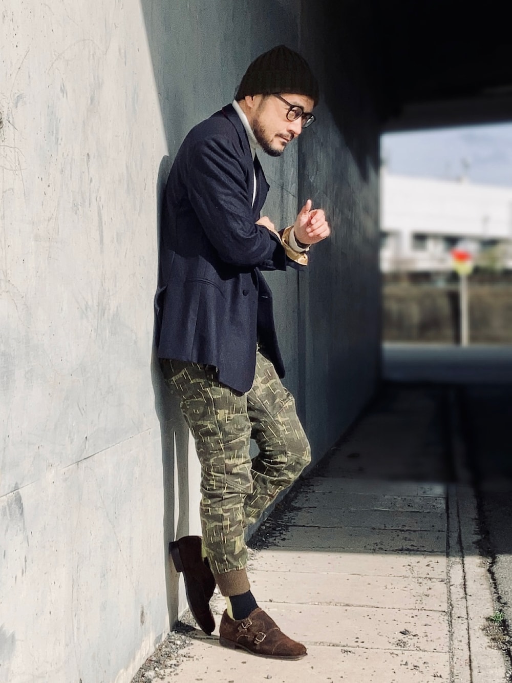 ホワイト系のニット/セーター、ブルー系のテーラードジャケット、その他のパンツを着用したメンズの春コーディネートの2枚目の写真