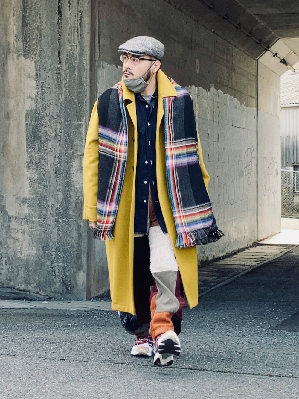 ブルー系のシャツ/ブラウス、イエロー系のステンカラーコート、その他のスウェットパンツを着用したメンズの冬コーディネートの2枚目の写真