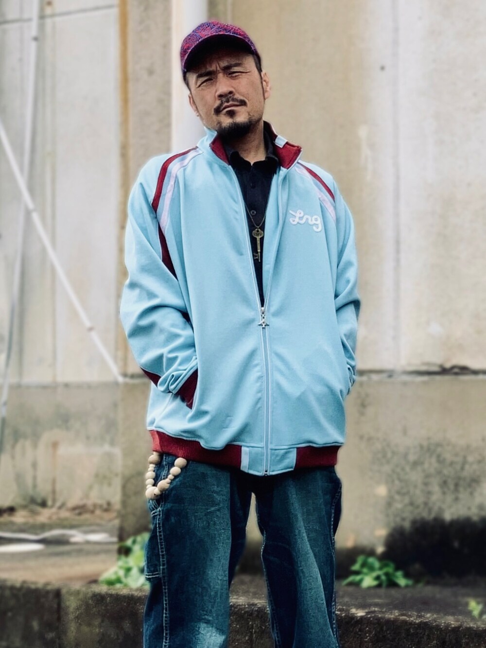 ブラック系のポロシャツ、ブルー系のその他アウター、ブルー系のデニムパンツを着用したメンズの春コーディネートの5枚目の写真