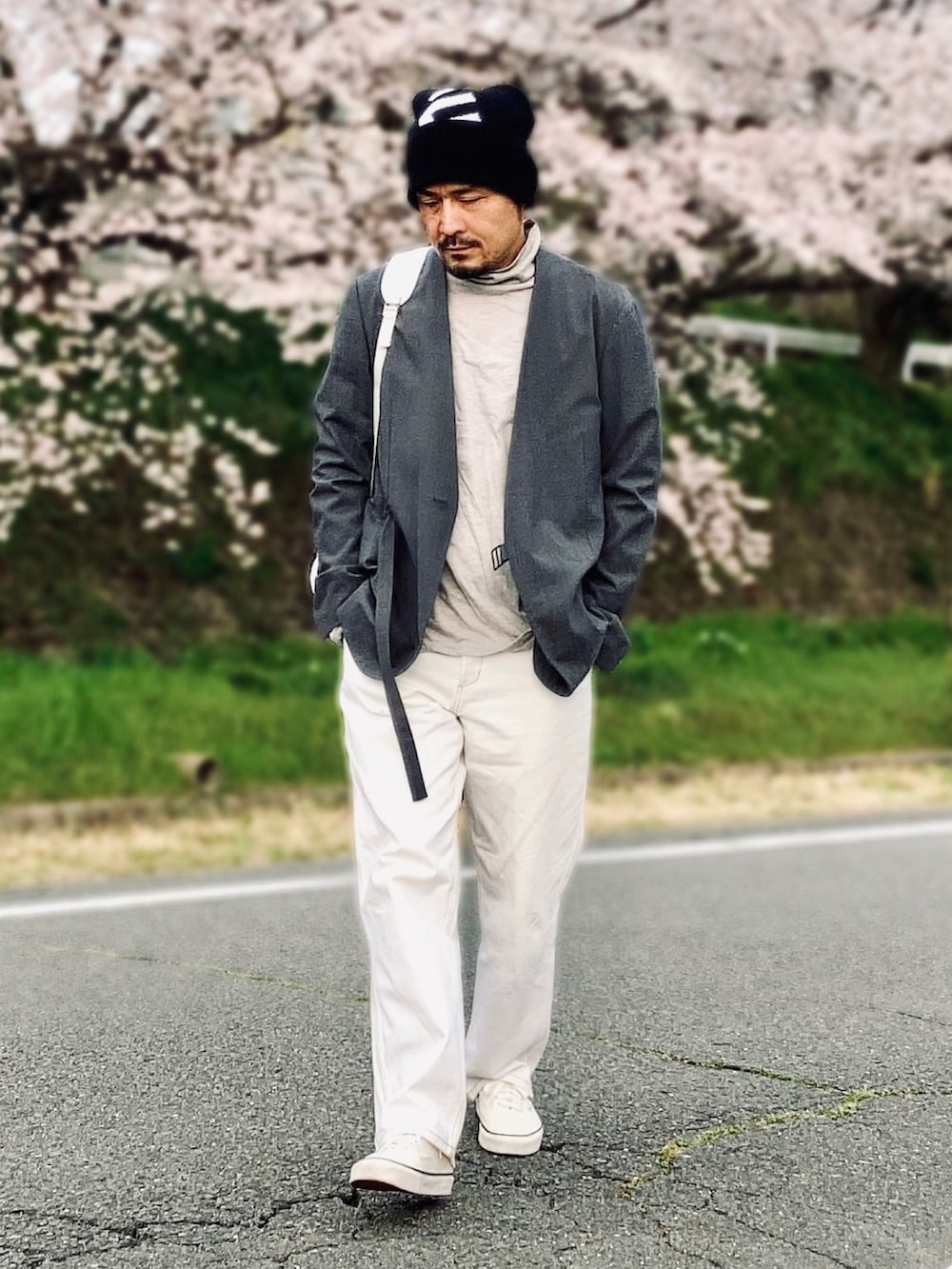 グレー系のTシャツ/カットソー、グレー系のテーラードジャケット、ホワイト系のデニムパンツを着用したメンズの春コーディネートの2枚目の写真