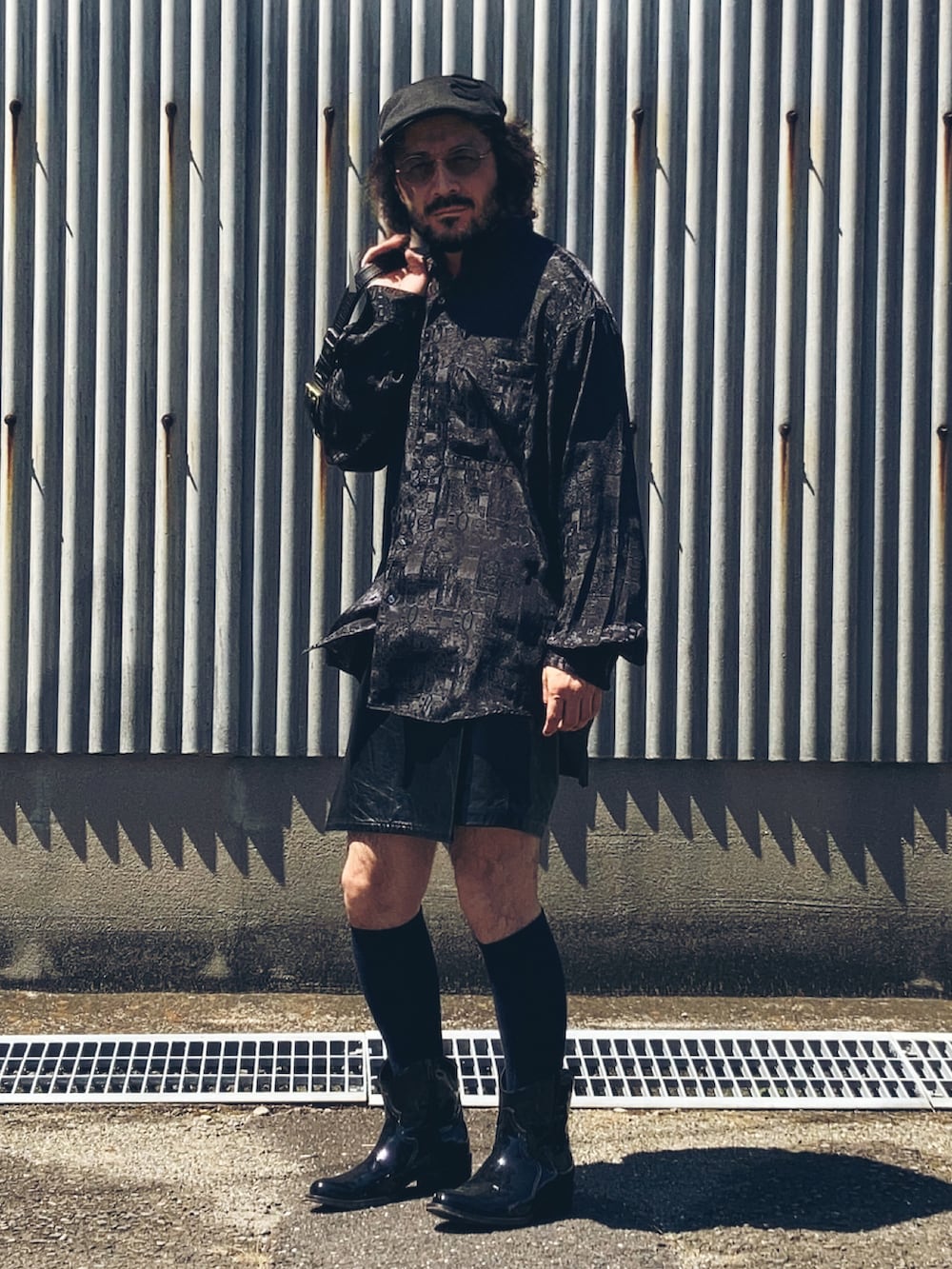 ブラック系のシャツ/ブラウス、ブラック系のその他パンツ、ブラック系のブーツを着用したメンズの夏コーディネートの3枚目の写真