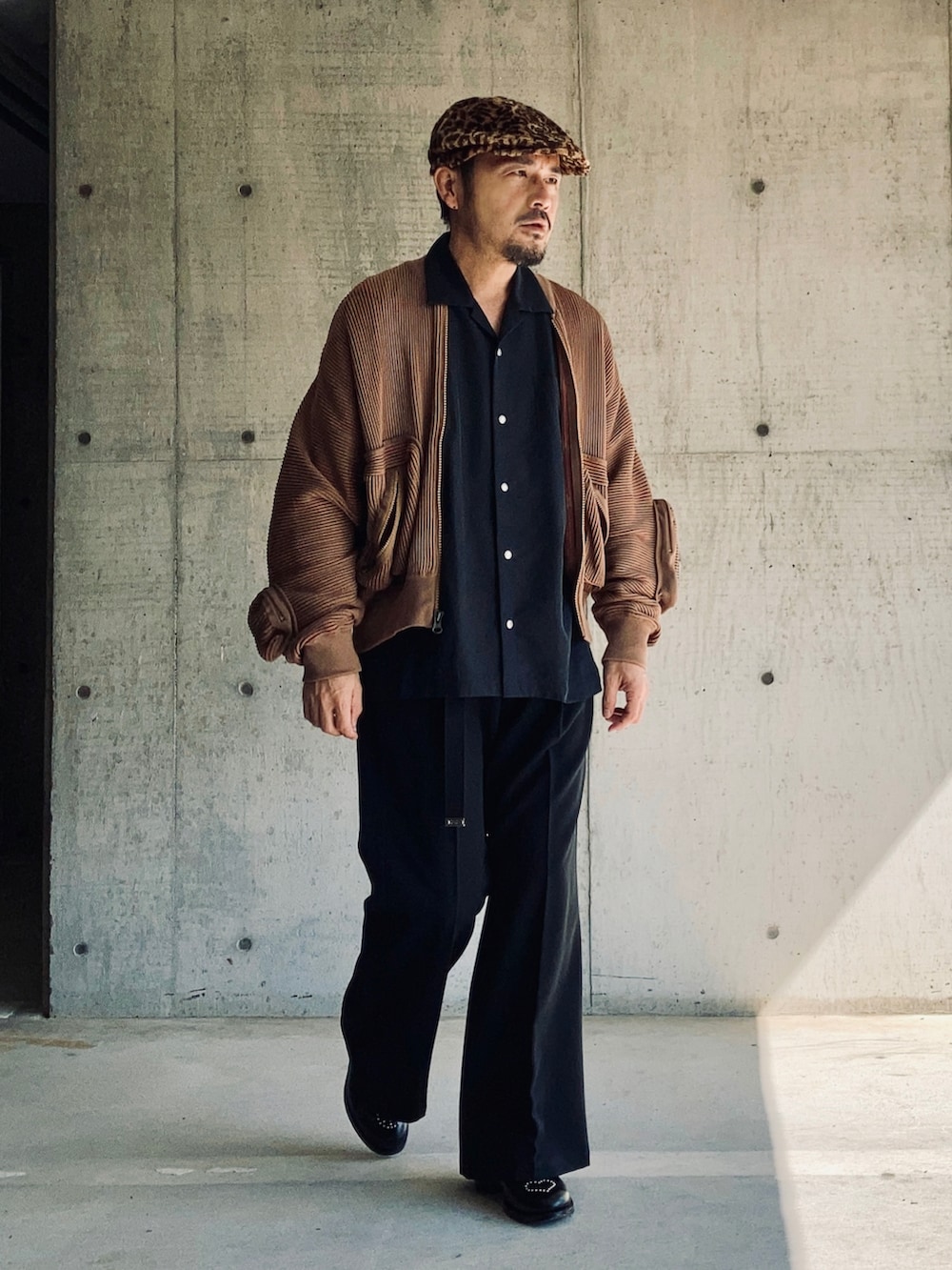 ブラック系のシャツ/ブラウス、ブラウン系のMA-1、ブラック系のスラックスを着用したメンズの秋コーディネートの2枚目の写真