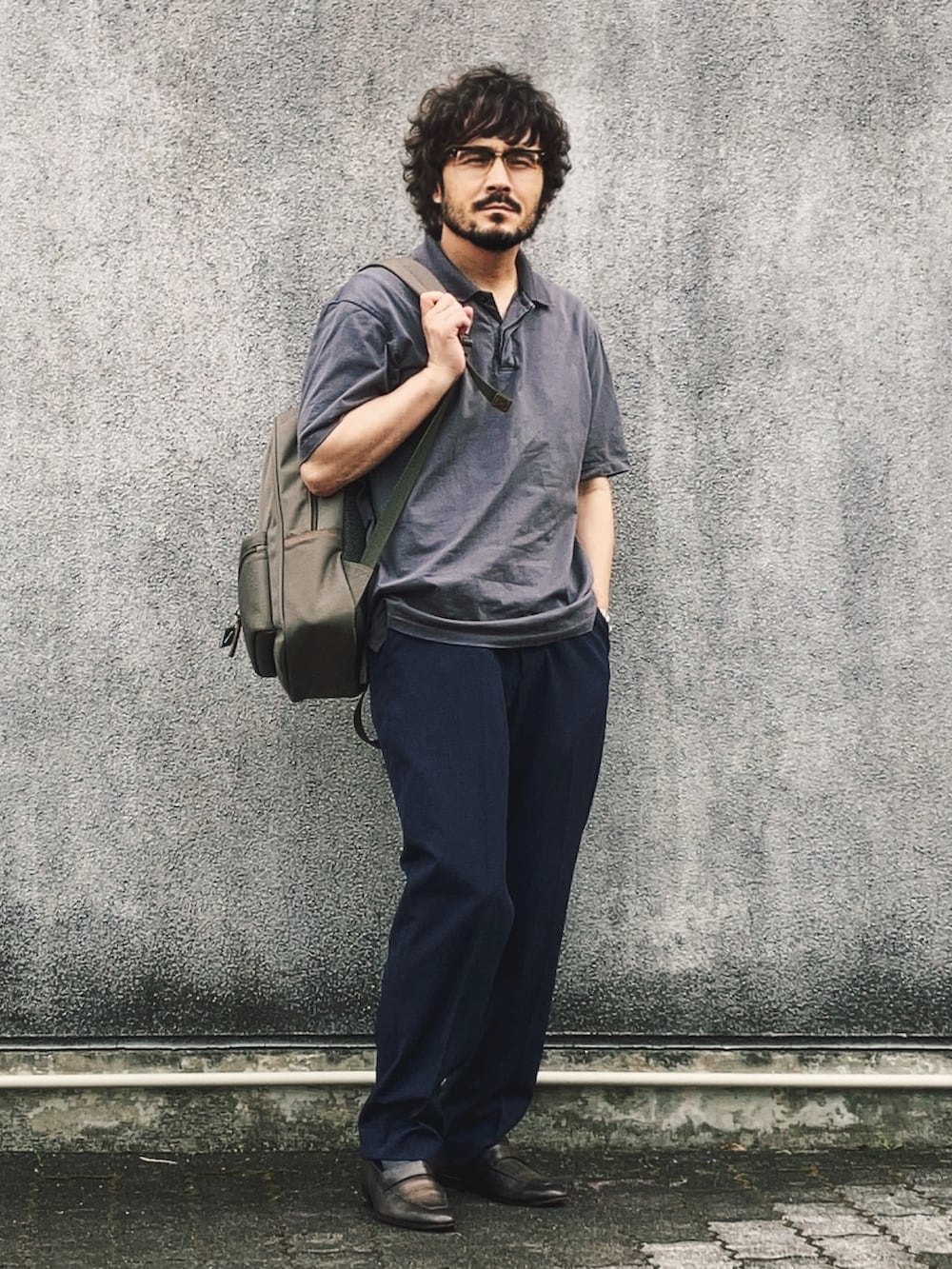 グレー系のポロシャツ、ブルー系のその他パンツ、グリーン系のローファーを着用したメンズの夏コーディネートの2枚目の写真