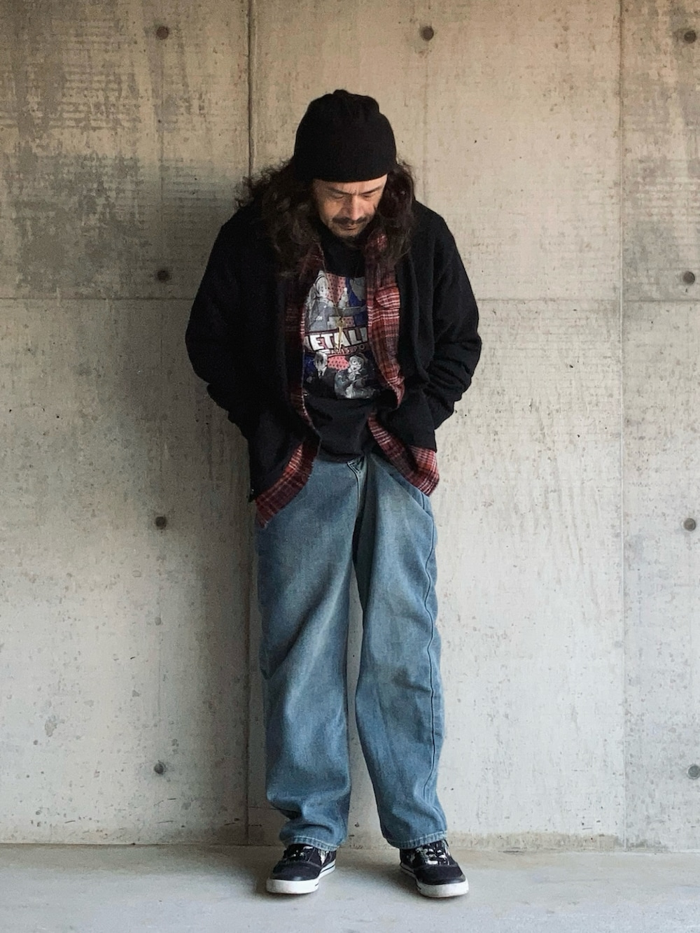 ブラック系のTシャツ/カットソー、その他のシャツ/ブラウス、ブラック系のカーディガン/ボレロを着用したメンズの秋コーディネートの2枚目の写真