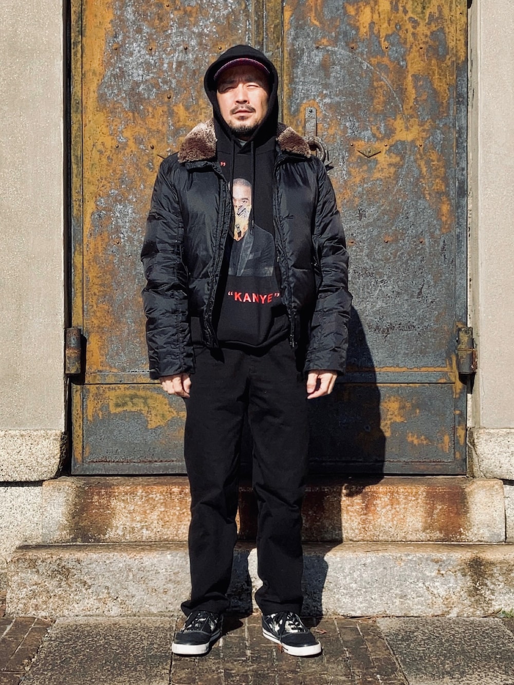 ブラック系のパーカー、ブラック系のダウンジャケット/コート、ブラック系のパンツを着用したメンズの冬コーディネートの2枚目の写真