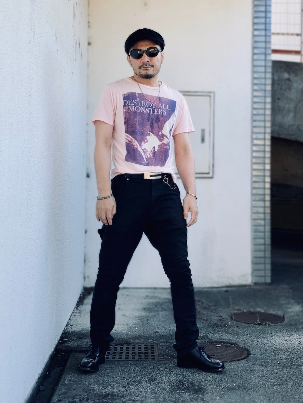 ピンク系のTシャツ/カットソー、ブラック系のデニムパンツ、ブラック系のドレスシューズを着用したメンズの夏コーディネートの4枚目の写真