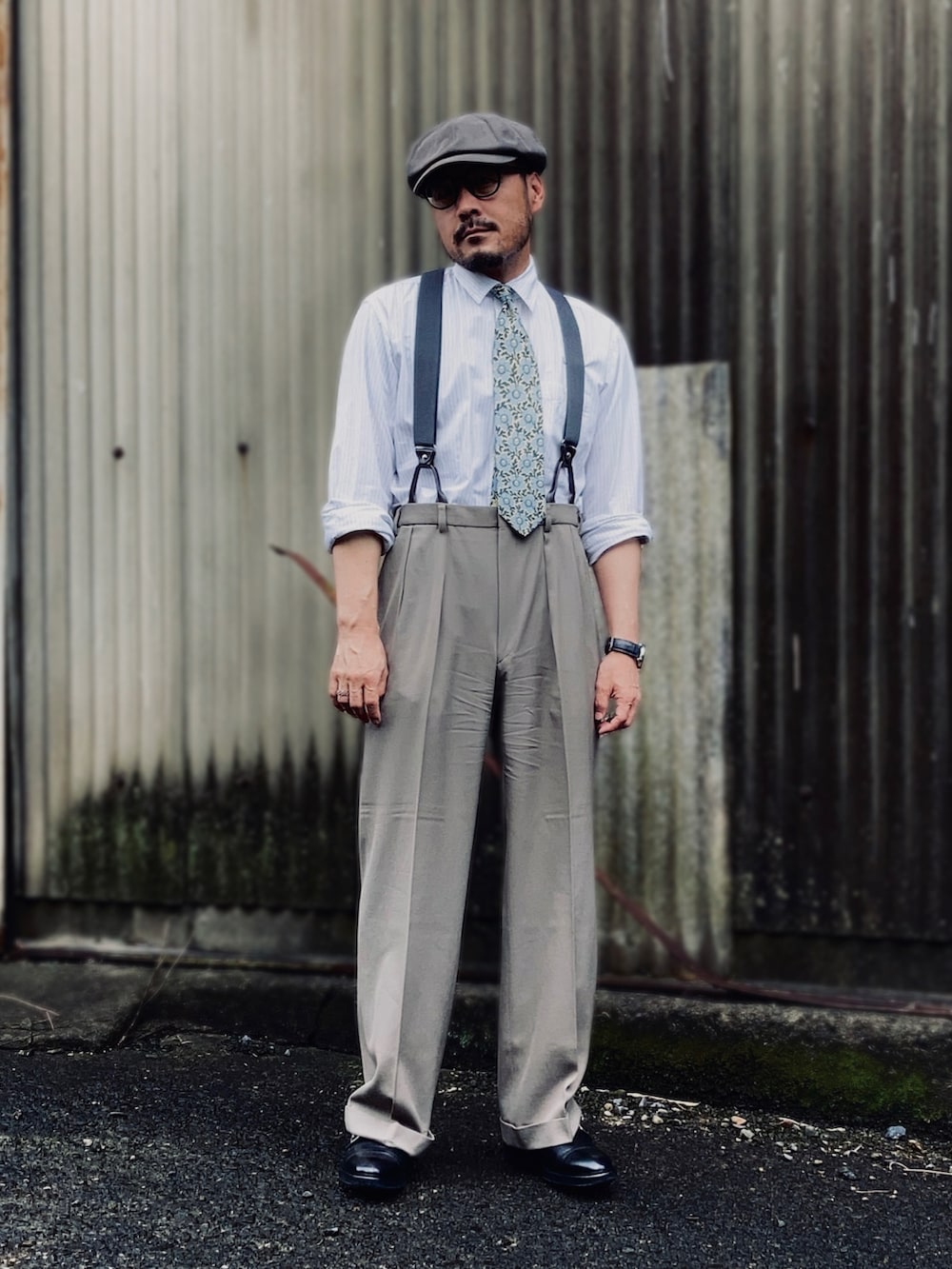 ホワイト系のシャツ/ブラウス、グレー系のスラックス、ブラック系のドレスシューズを着用したメンズの夏コーディネートの5枚目の写真