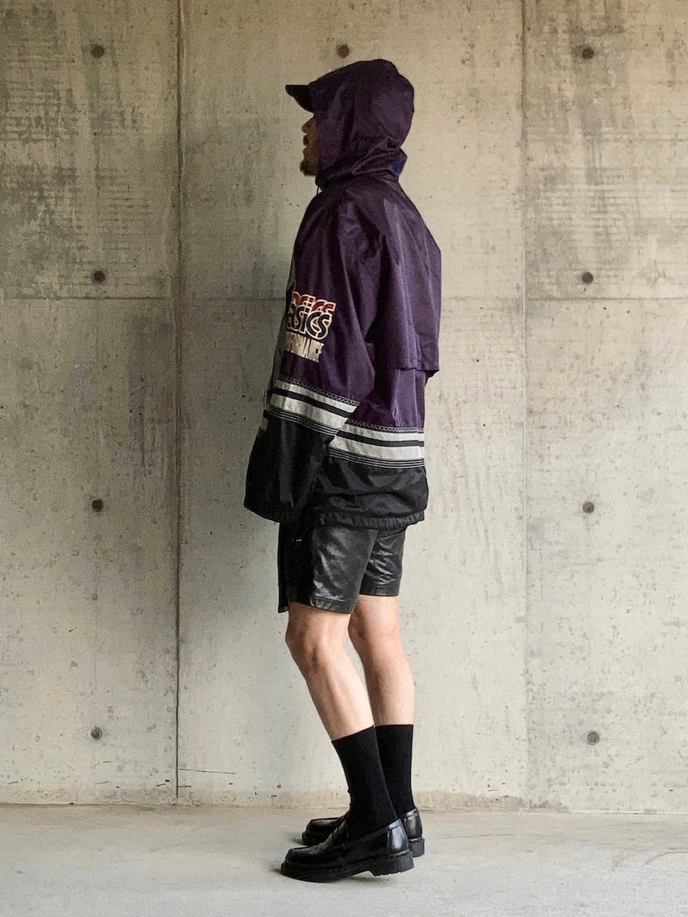 パープル系のナイロンジャケット、ブラック系のその他パンツ、ブラック系のローファーを着用したメンズの秋コーディネートの3枚目の写真