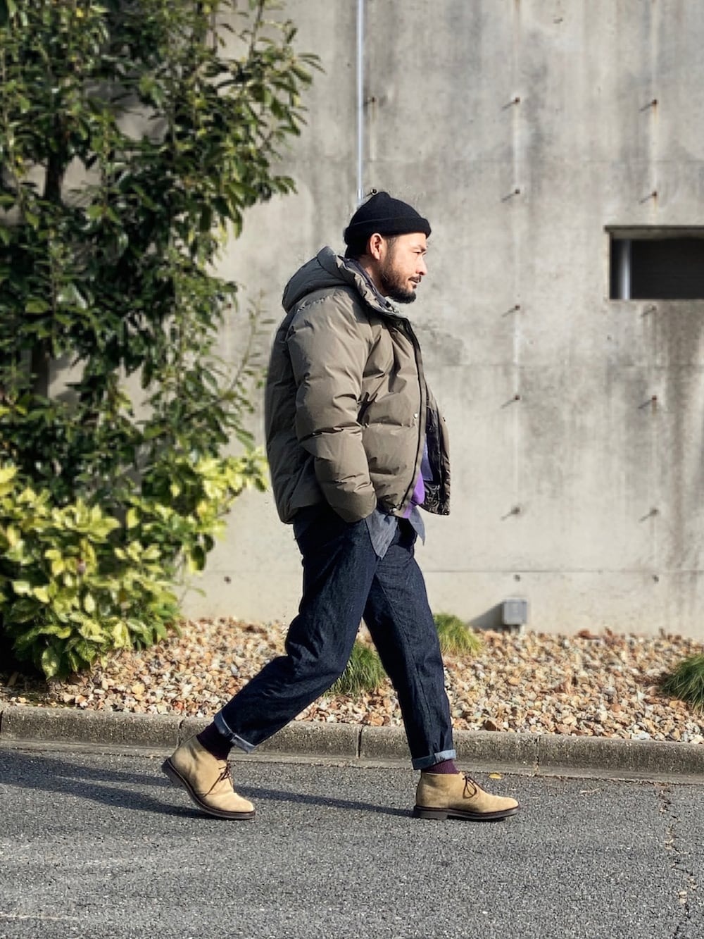 パープル系のスウェット、グレー系のシャツ/ブラウス、グレー系のジャケット/アウターを着用したメンズの冬コーディネートの3枚目の写真