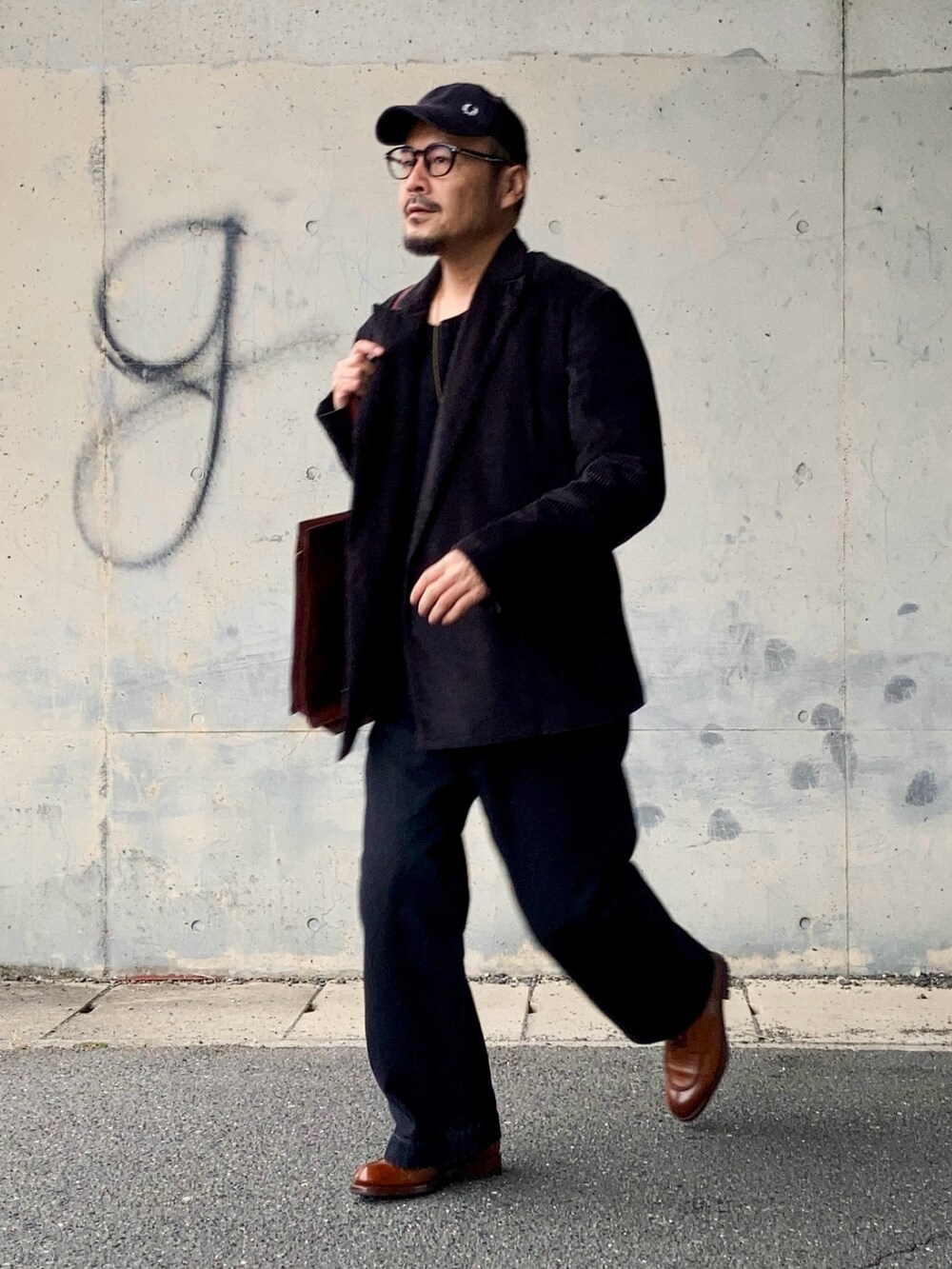 ブラック系のニット/セーター、グレー系のテーラードジャケット、ブラック系のデニムパンツを着用したメンズの冬コーディネートの3枚目の写真