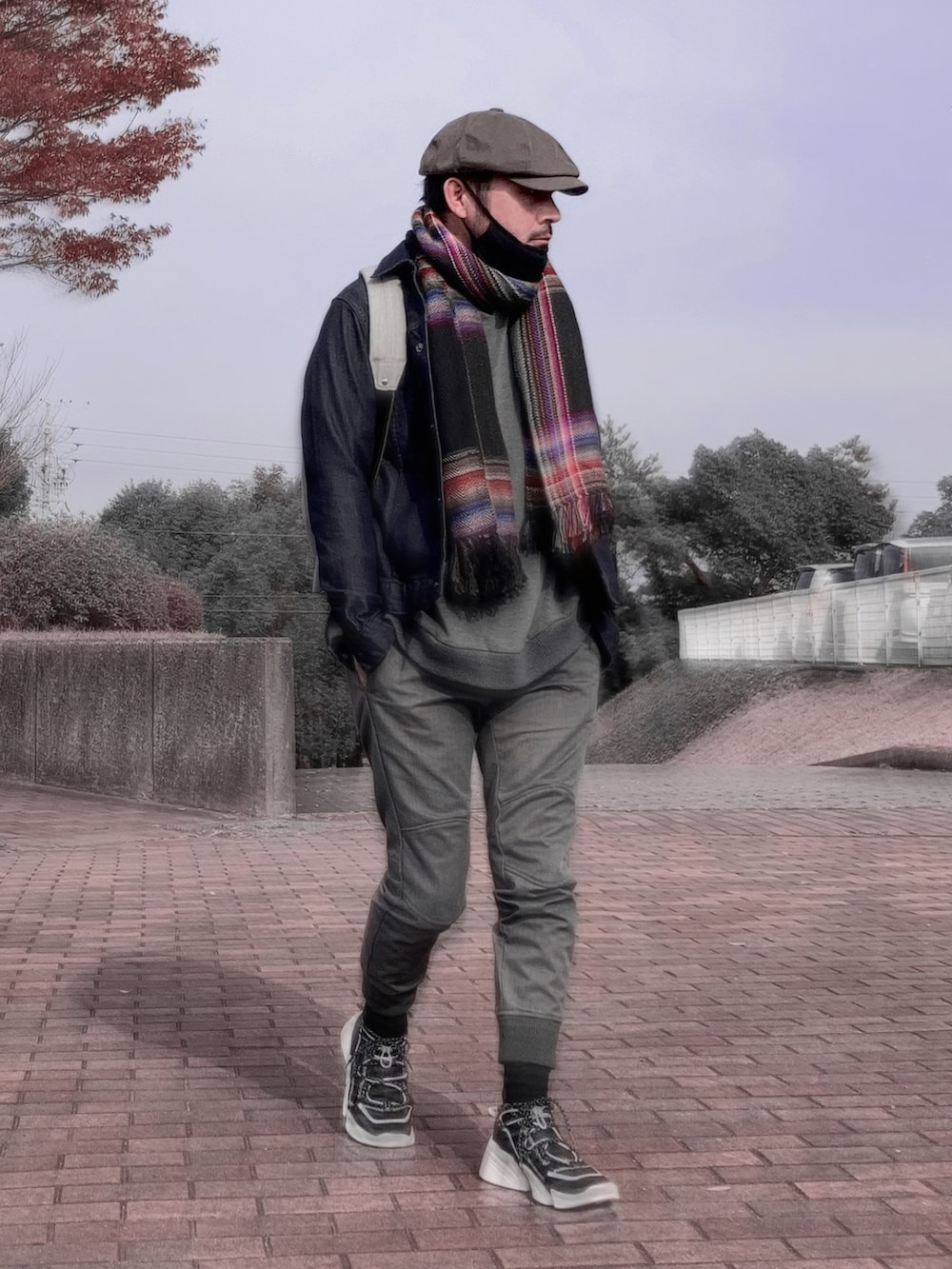 グレー系のTシャツ/カットソー、ブルー系のデニムジャケット、グレー系のその他パンツを着用したメンズの秋コーディネートの2枚目の写真