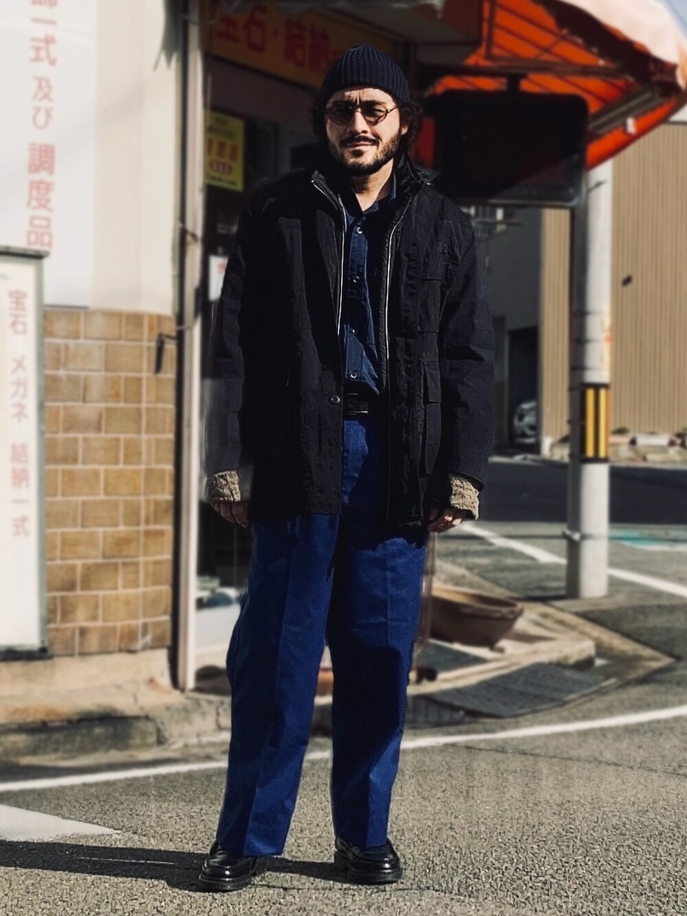 ブルー系のシャツ/ブラウス、ブラック系のベスト、ブラック系のナイロンジャケットを着用したメンズの冬コーディネートの2枚目の写真