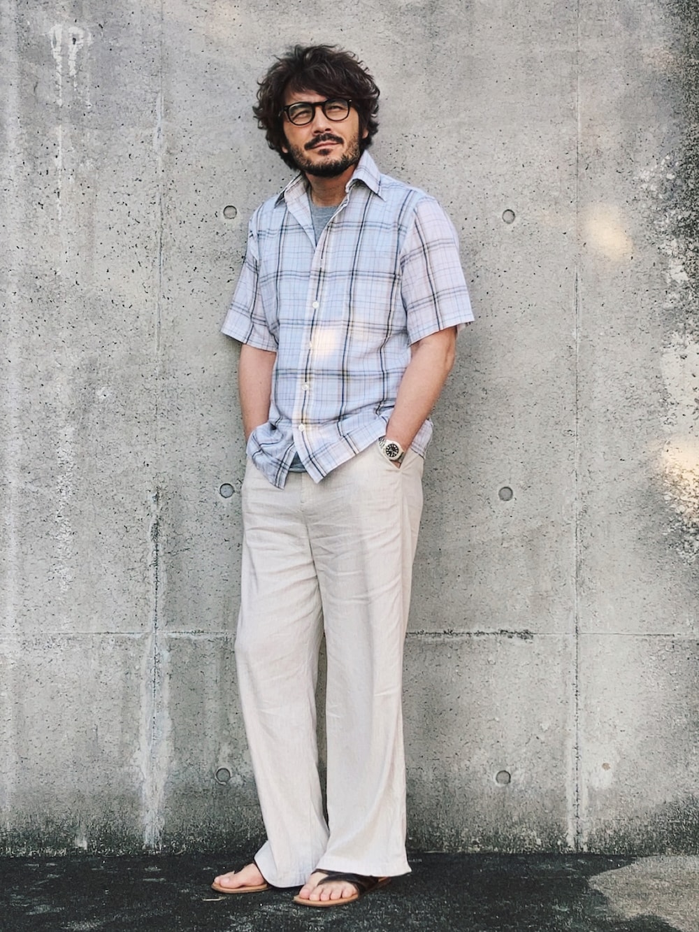 グリーン系のシャツ/ブラウス、ベージュ系のパンツ、ブラウン系のサンダルを着用したメンズの夏コーディネートの2枚目の写真