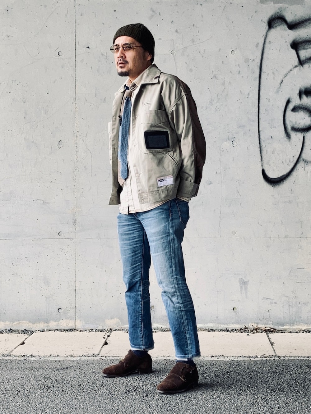 ベージュ系のシャツ/ブラウス、ベージュ系のその他アウター、ブルー系のデニムパンツを着用したメンズの秋コーディネートの3枚目の写真