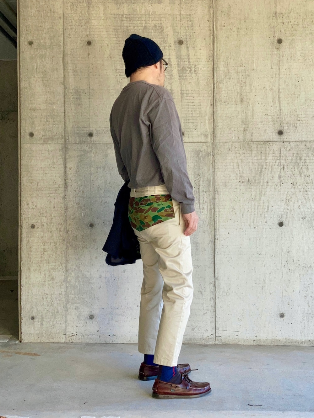 ブルー系のテーラードジャケット、ベージュ系のチノパンツ、ブラウン系のモカシン/デッキシューズを着用したメンズの秋コーディネートの5枚目の写真