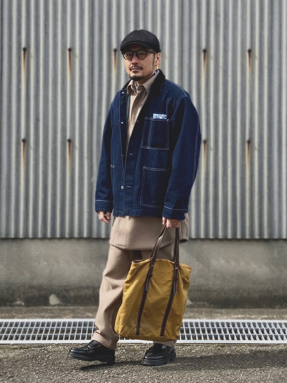 ブルー系のデニムジャケット、ベージュ系のシャツ/ブラウス、ベージュ系のスウェットパンツを着用したメンズの春コーディネートの2枚目の写真