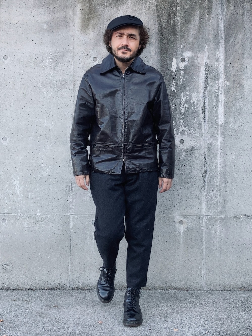 ホワイト系のTシャツ/カットソー、ブラック系のライダースジャケット、ブラック系のスラックスを着用したメンズの冬コーディネートの4枚目の写真