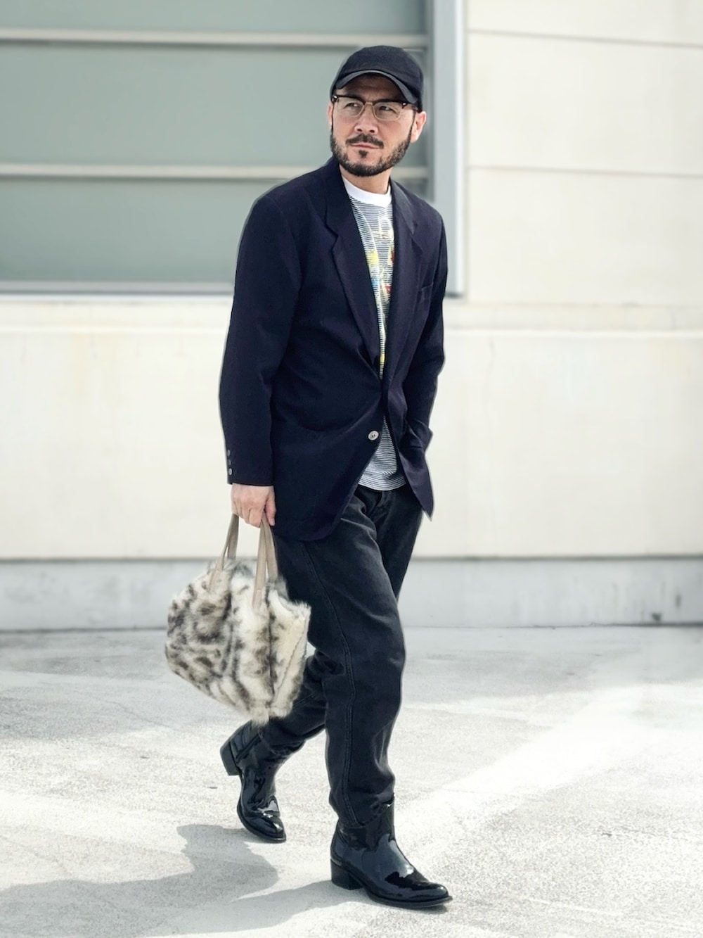 ホワイト系のTシャツ/カットソー、ブラック系のテーラードジャケット、ブラック系のデニムパンツを着用したメンズの春コーディネートの3枚目の写真