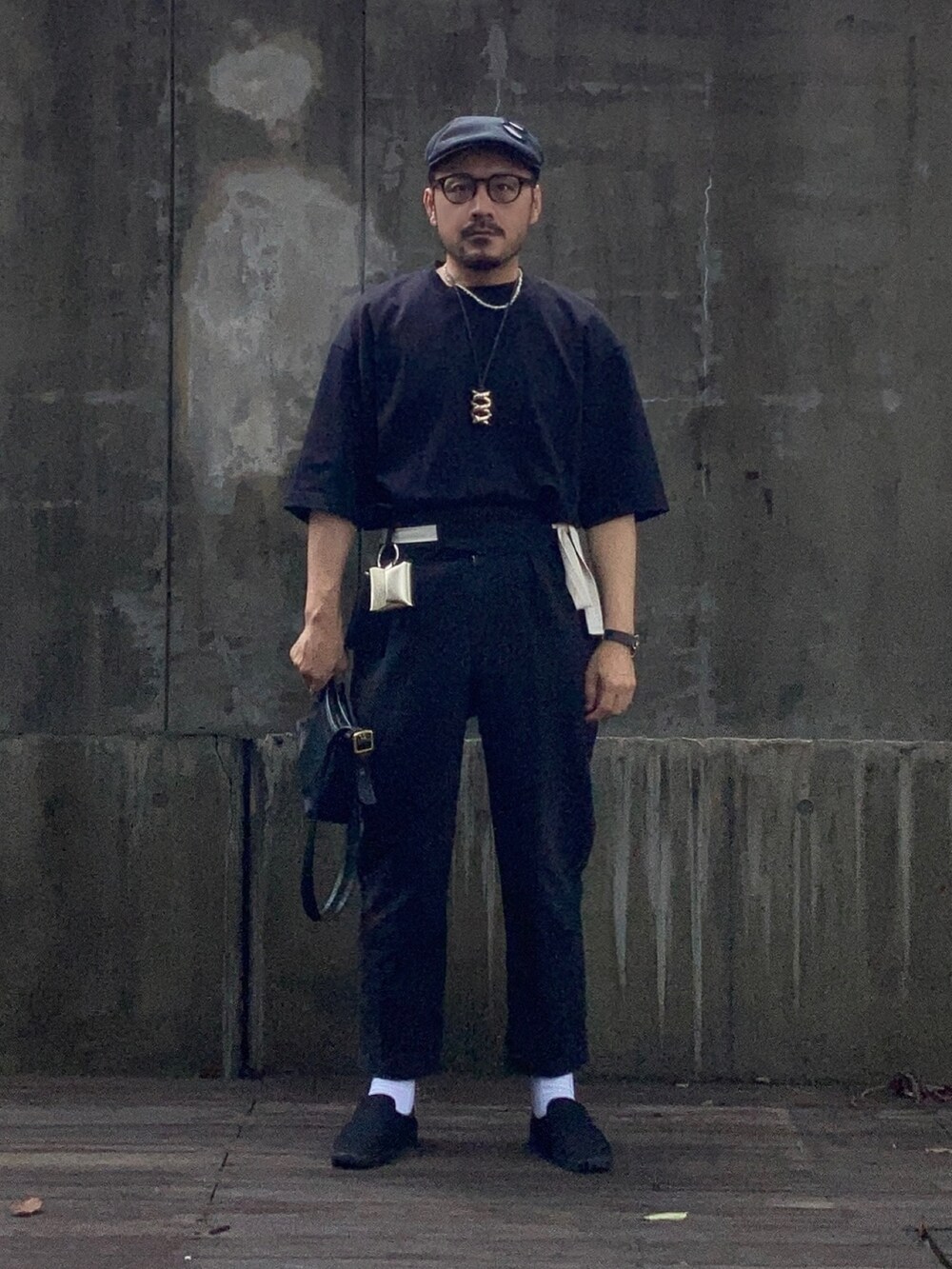 ブラック系のTシャツ/カットソー、ブラック系のその他パンツ、ブラック系のスリッポンを着用したメンズの夏コーディネートの4枚目の写真