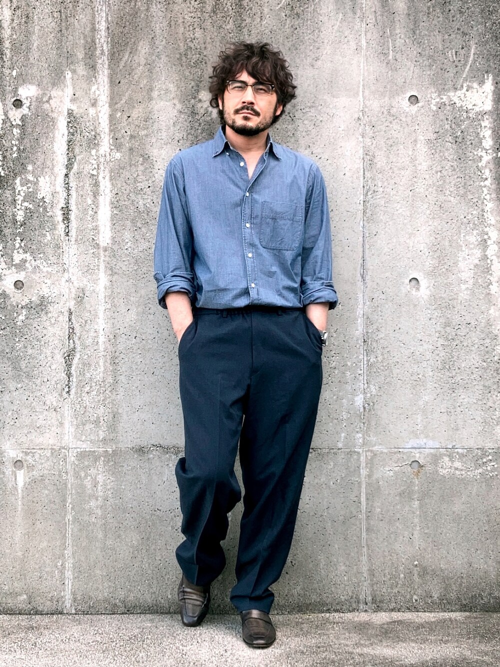 ブルー系のシャツ/ブラウス、ブルー系のその他パンツ、グリーン系のローファーを着用したメンズの夏コーディネートの3枚目の写真