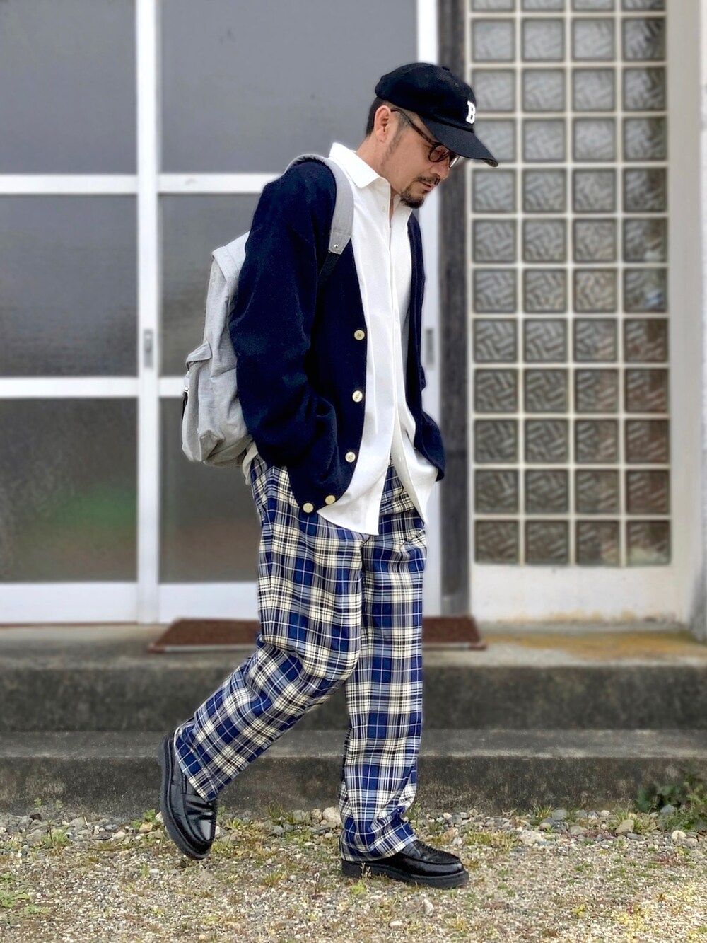 ホワイト系のシャツ/ブラウス、ブルー系のカーディガン/ボレロ、ブルー系のスラックスを着用したメンズの春コーディネートの4枚目の写真