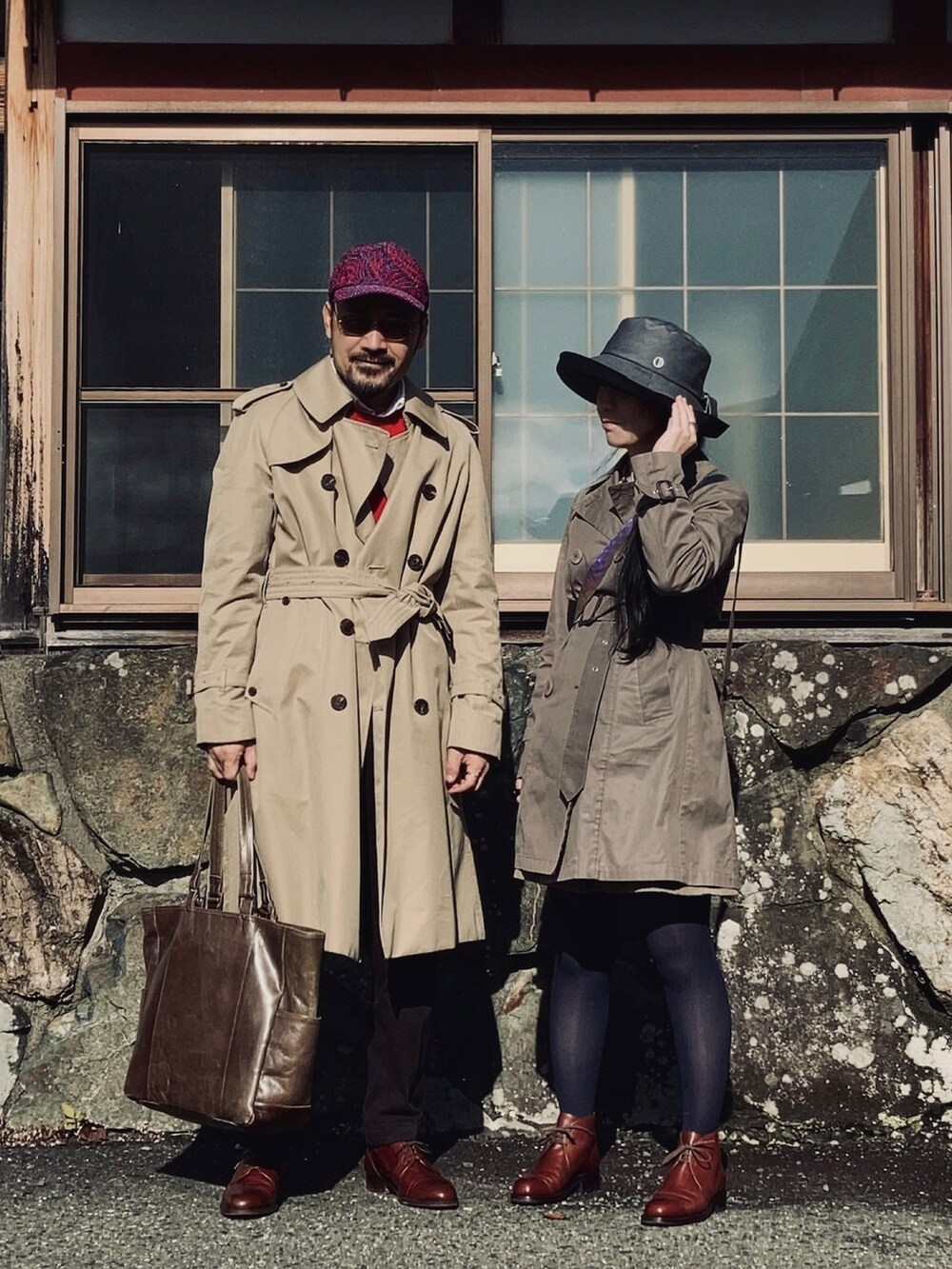 ベージュ系のトレンチコート、ブラウン系のブーツを着用したレディースの冬コーディネートの2枚目の写真