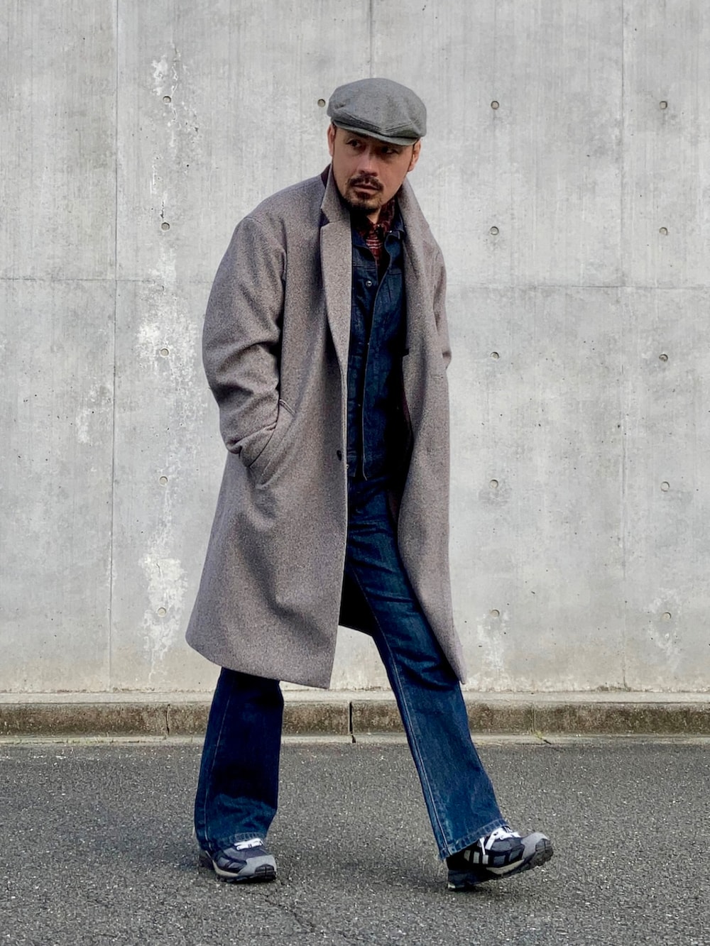 その他のシャツ/ブラウス、ブルー系のデニムジャケット、ブルー系のデニムパンツを着用したメンズの冬コーディネートの3枚目の写真