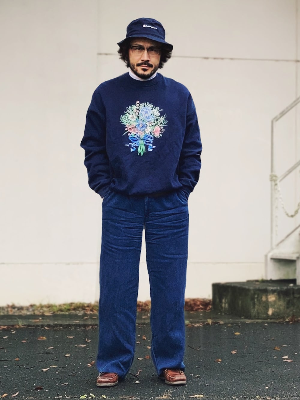 ブルー系のスウェット、ブラウン系のモカシン/デッキシューズ、ブルー系のハットを着用したメンズの秋コーディネートの2枚目の写真