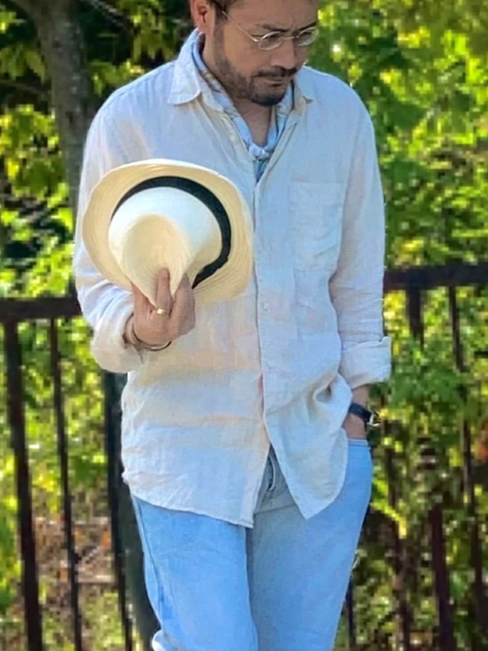 ベージュ系のシャツ/ブラウス、ブルー系のデニムパンツ、ホワイト系のスリッポンを着用したメンズの夏コーディネートの3枚目の写真