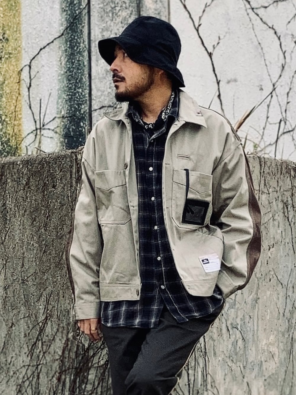 グレー系のシャツ/ブラウス、ベージュ系のその他アウター、グリーン系のスラックスを着用したメンズの春コーディネートの4枚目の写真