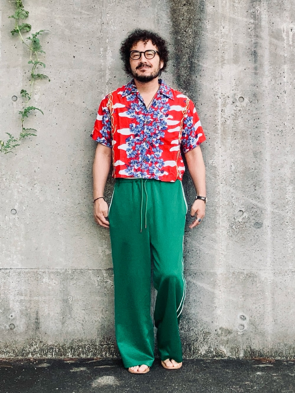 レッド系のシャツ/ブラウス、グリーン系のその他パンツ、ブラウン系のサンダルを着用したメンズの夏コーディネートの2枚目の写真